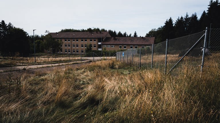 ein Gebäude auf dem ehemaligen Bundeswehrgelände in Meßstetten neben einem Zaun (Foto: SWR, Julia Klebitz)