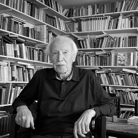 Professor Hermann Bausinger in seinem Wohnzimmer vor Wänden voller Bücher  (Foto: SWR, Peter Binder)