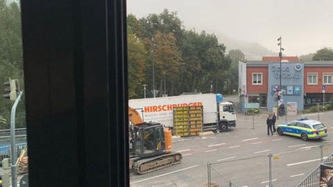 Ein LKW steht mit dem Heck auf der neuen Tübinger Fahrradbrücke. Die Polizei ist anwesend. (Foto: Privat)