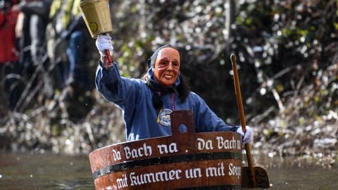 Bei der traditionellen Da-Bach-na-Fahrt in Schramberg fahren die Narren mit Holzzubern die Schiltach herunter (Foto: dpa Bildfunk, Patrick Seeger)