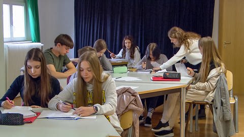 Ukrainische Kinder und Jugendliche die vor dem Krieg geflüchtet sind bekommen in Reutlingen in Räumen des Dialog e. V. Schulunterricht (Foto: SWR, René Munder)