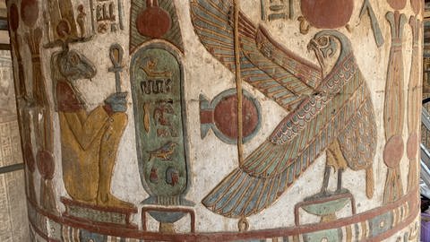 Ausschnitt eines Bildfrieses aus dem Tempel von Esna, Links ist der Ortsgott Chnum zu sehen, rechts der Himmelsgott Behedeti. (Foto: Ahmed Amin / © Ministry of Tourism and Antiquities (MoTA))