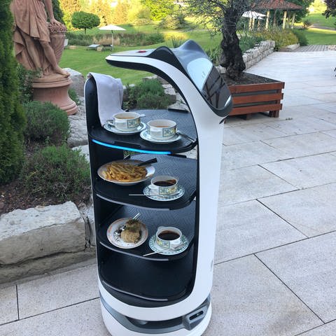 Roboter Bella liefert Essen an den Tisch. (Foto: SWR, Pia Pelzer)
