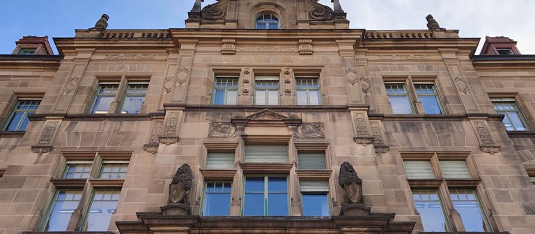 Landgericht Tübingen von außen, frontal, bei blauem Himmel (Foto: SWR, Magdalena Knöller)