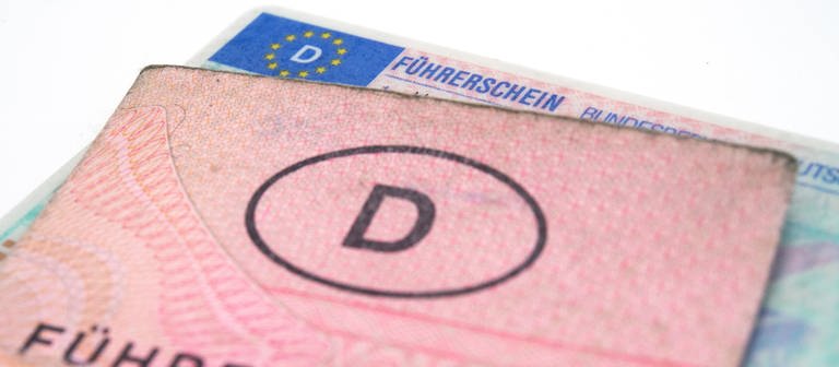 Papierführerschein vs Führerschein im Scheckkartenformat (Foto: dpa Bildfunk, Andrea Warnecke)