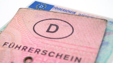 Papierführerschein vs Führerschein im Scheckkartenformat (Foto: dpa Bildfunk, Andrea Warnecke)