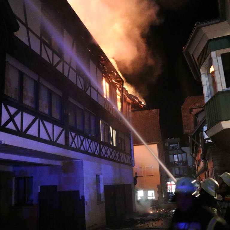 Die Feuerwehr löscht den Brand in einem Asylbewerberheim (Foto: Feuerwehr)