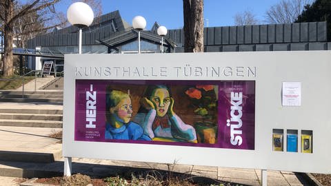 Ein Farbenfrohes Querformat vor der Tübinger Kunsthalle verkündet "Herzstücke" (Foto: SWR, Miriam Plappert)