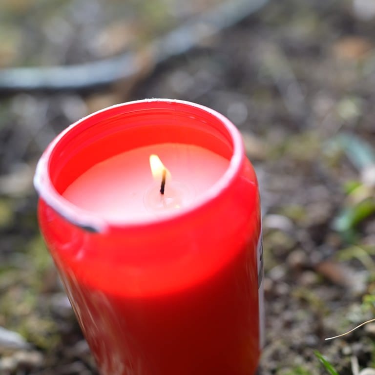 Kerze zum Gedenken an Gewalt gegen Frauen  - Femizid (Foto: SWR)