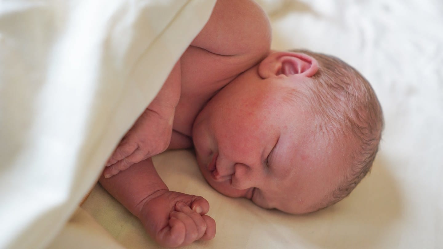 Ein neugeborenes Baby (Foto: dpa Bildfunk, Jörg Carstensen)