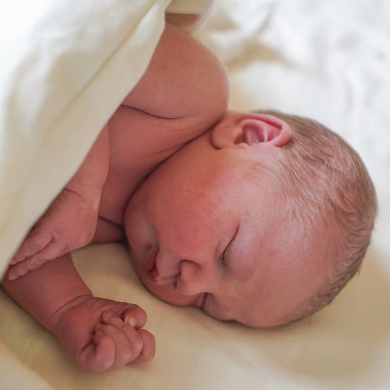 Ein neugeborenes Baby (Foto: dpa Bildfunk, Jörg Carstensen)