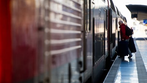 Mann steigt in Zug ein (Foto: SWR, Christoph Schmidt)