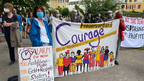 Demonstrierende mit Schildern in Tübingen (Foto: SWR)