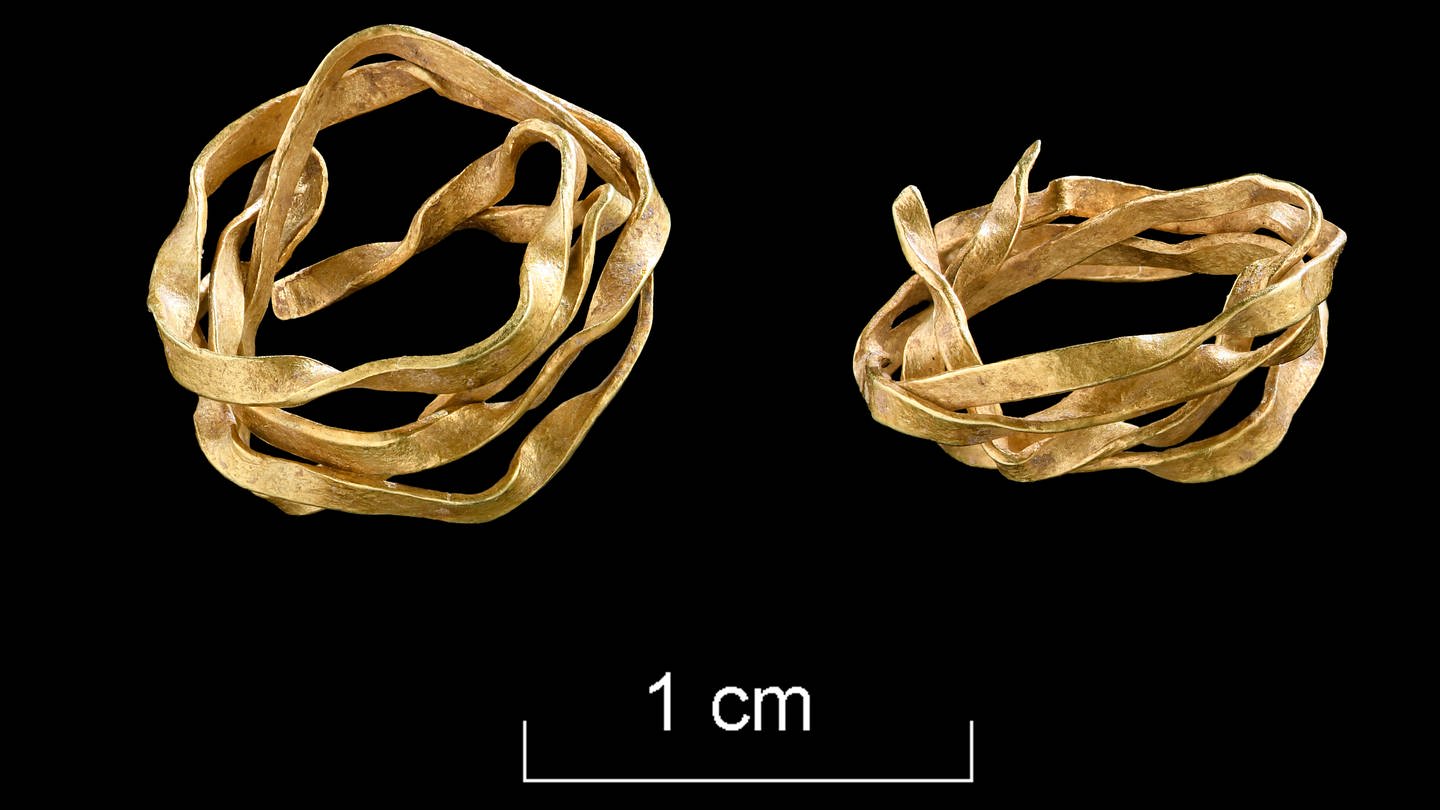 Das Spiralröllchen aus Golddraht - Ältester Goldfund aus Baden-Württemberg (Foto: Pressestelle, Yvonne Mühleis, LAD Esslingen)