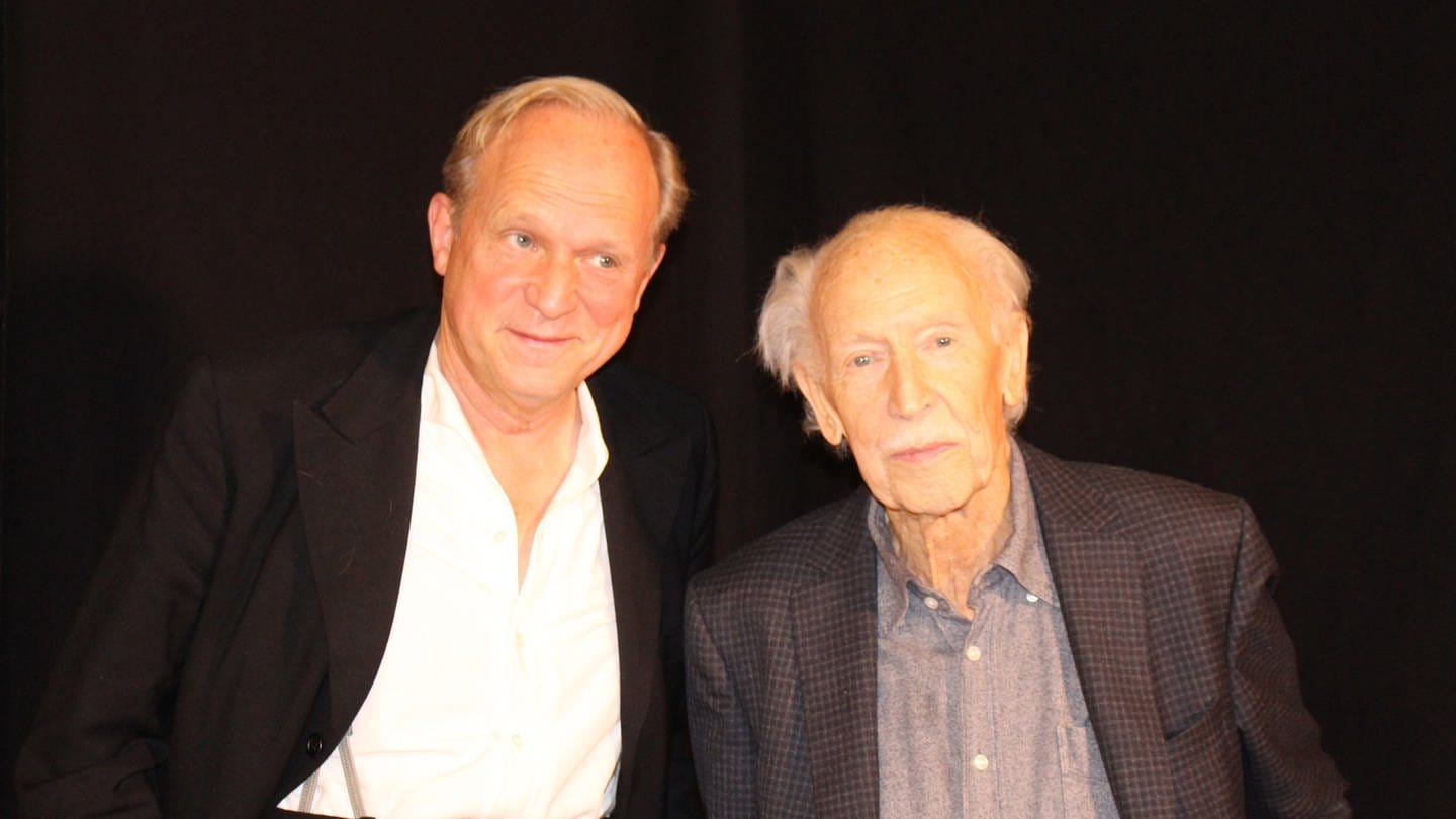 Schauspieler Ulrich Tukur und der Kulturwissenschaftler Hermann Bausinger zusammen im Tübinger SWR-Hörspielstudio. (Foto: SWR, SWR)