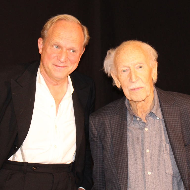 Schauspieler Ulrich Tukur und der Kulturwissenschaftler Hermann Bausinger zusammen im Tübinger SWR-Hörspielstudio. (Foto: SWR, SWR)