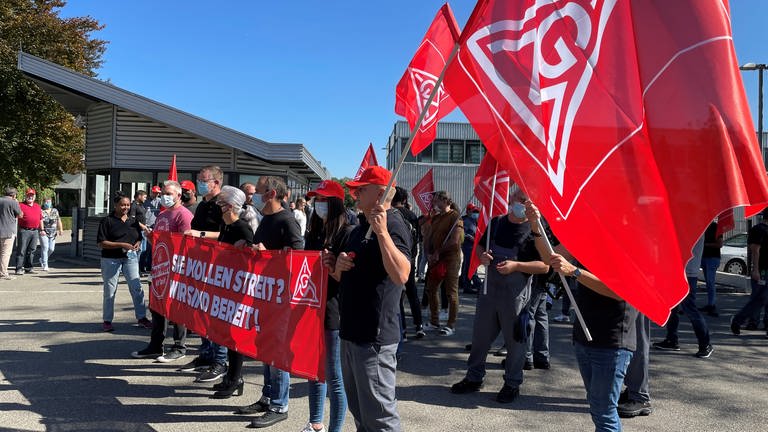 Menschen mit roten IGM-Plakaten vor dem Gebäude eines Tübinger Maschinenherstellers (Foto: SWR, Stefanie Uhlig)