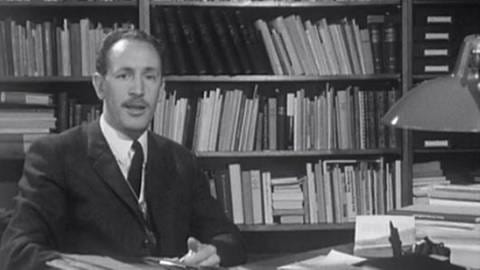 Hermann Bausinger, em. Professor für Empirische Kulturwissenschaft an der Universität Tübingen 1966 am Schreibtisch.  (Foto: SDR, 1966)