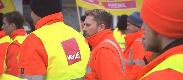 Mitarbeiter der SWEG, Südwestdeutsche Landesverkehrs-GmbH, die mit mit Bannern und Verdi Fahnen auf einer Straße in Gammertingen stehen bei einem Warnstreik. (Foto: SWR)