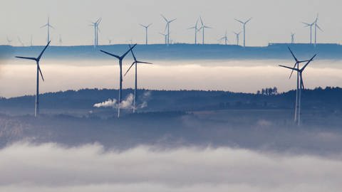 Windräder über dem Nebel (Foto: dpa Bildfunk, Frank Rumpenhorst)