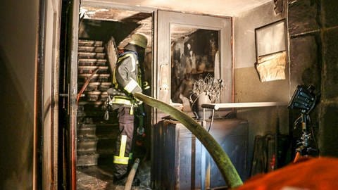Feuerwehr bei Löscharbeiten bei einem Brand in einer Pflegeeinrichtung im "Haus Grezenbühl" in Alpirsbach am 08. Juni 2022.. (Foto: Feuerwehr)