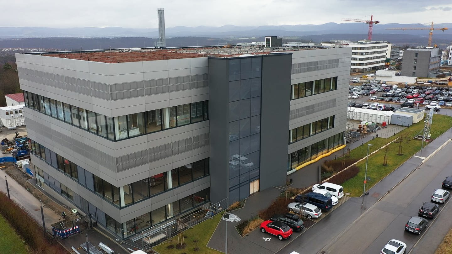 Curevac Firmengebäude von außen im Januar 2022.  Im Vordergrund das neue, noch nicht fertiggestellte Erweiterungsgebäude, Labor- und Forschungsgebäude. (Foto: SWR, Tarik Bourhaleb)