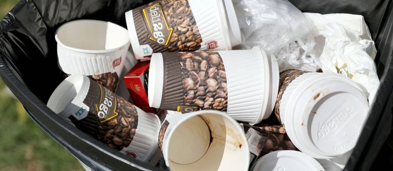 Verpackungsmüll Kaffeebecher (Foto: dpa Bildfunk, Jan Woitas)