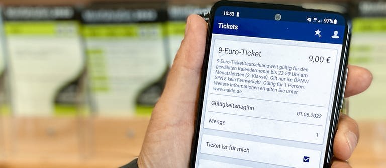 Das 9-Euro-Ticket gilt für Fahrten mit den Regional- und Nahverkehrszügen und den Regionalbussen der Verkehrsverbünde in ganz Deutschland und ist über die Apps der Verkehrsunternehmen, als online buchbares Ticket oder in Papierform erhältlich. (Foto: SWR, Jörg Heinkel)