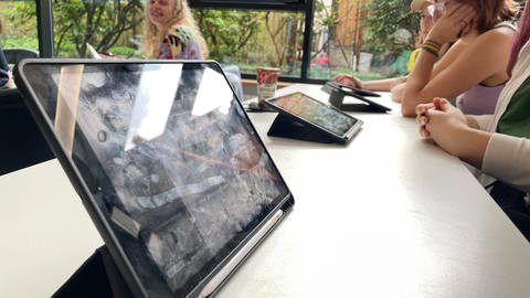 Digitalpakt mit der Gemeinschaftsschule West in Tübingen. Schüler mit Tabletcomputer. (Foto: SWR, Harry Röhrle)