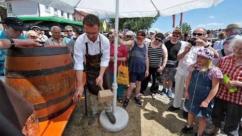 Das Neckarfest in Rottenburg findet 2022 nach der Coronapause wieder statt. Bürgermeister Stephan Neher beim Fassanstich. (Foto: Stadt Rottenburg)