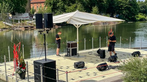 Aufbau der Bühnen und Flöße im und am Neckar für das Neckarfest in Rottenburg. Das Neckarfest findet 2022 nach der Coronapause wieder statt. (Foto: SWR, Sarah Beschorner)