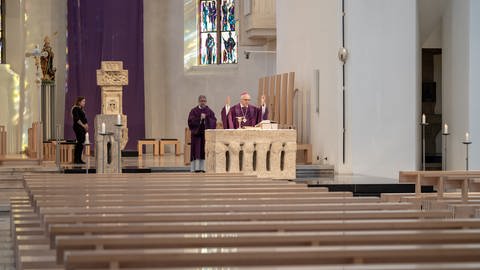 Bischof Gebhard Fürst feiert die Heilige Messe ohne Gläubige (Foto: dpa Bildfunk, Jochen Wiedemann)