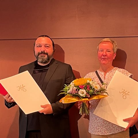 Hakan Günday und Sabine Adatepe mit Urkunden und Blumenstrauß (Foto: SWR, Marcel Wagner)