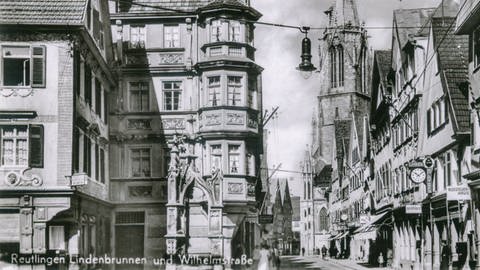 Historische schwarz weiß Aufnahme von Juwelier Depperich in Reutlingen. Aufnahme zeigt die Wilhelmstraße mit Lindenbrunnen. Das Ladengeschäft ist rechts am Bildrand. (Foto: Juwelier Depperich)