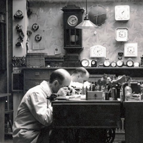 Historische schwarz weiß Aufnahme von Juwelier Depperich in Reutlingen. Innenansicht der Uhrmacherwerkstatt mit vier Uhrmachern. (Foto: Juwelier Depperich)