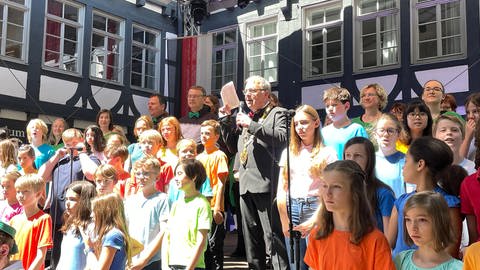 Zusammen mit dem Schulchor des Friedrich-List-Gymnasiums sangen die Besucher ein Abschlusslied (Foto: SWR)