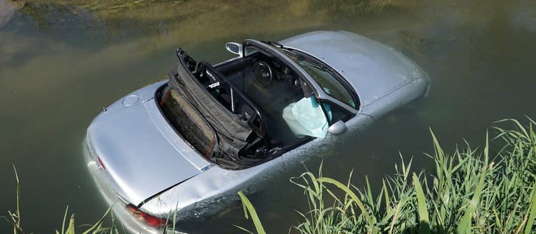 Ein silbernes Cabrio mit offenem Verdeck liegt in der Lauter. (Foto: Joachim Lenk, HONORARPFLICHTIG; )