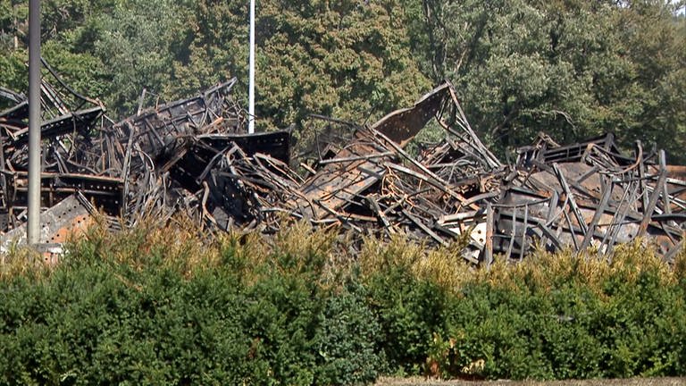 Großer Schuttberg nach dem Brand beim Reifenhändler Göggel in Gammertingen (Foto: SWR)