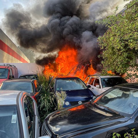 Mehrere Autos brennen auf ehemaligem Schlachthofgelände in Tuttlingen (Foto: Feuerwehr Tuttlingen)