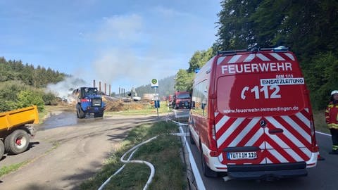 Brand einer Scheuene in Immendingen - Totale von Löscharbeiten (Foto: Pressestelle, Freiwillige Feuerwehr Immendingen)