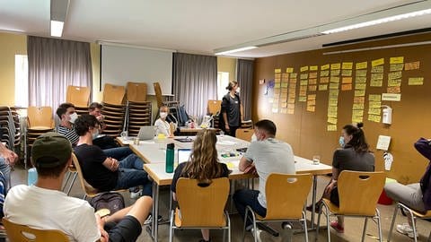Studierende beim Workshop zur Planung des Kandidat-O-Mat für die OB-Wahl Tübingen (Foto: SWR, Nathalie Waldensspuhl)