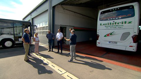 Die Busunternehmer besprechen sich in Sonnenbühl. Ihr Problem: Die hohen Dieselpreise. (Foto: SWR, Tom Bräutigam)