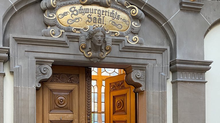Die Türe zum Schwurgerichtssaal des Landgerichts Tübingen steht einen Spalt offen. (Foto: SWR, Anette Hübsch)