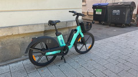 Ein Tier E-Bike steht auf dem Gehweg in der Tübinger Wilhelmstraße. Die Räder stehen frei im Stadtgebiet. (Foto: SWR, Theresa Krampfl)