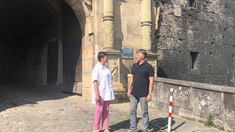 Stadtplanerin Barbara Landwehr und Baurechtsamtschef Michael Beier vor dem Tübinger Schloss (Foto: SWR)
