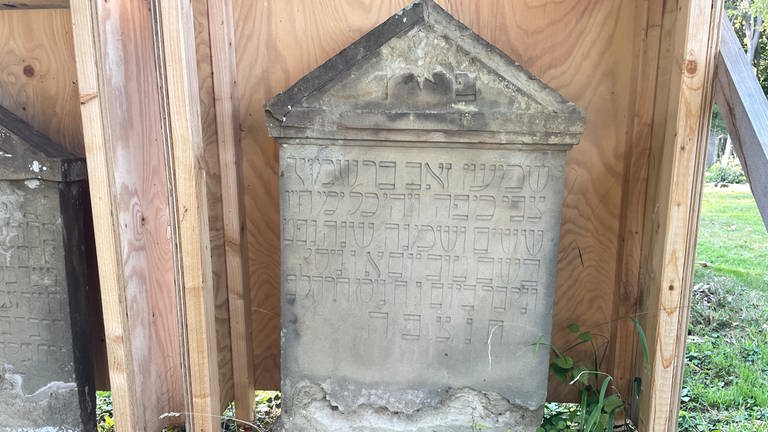 Einzelner Grabstein auf dem jüdischen Friedhof Kusterdingen-Wankheim  (Foto: SWR, Anna Priese)