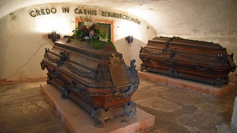 zwei prunkvolle Sarkophage in der Fürstengruft in Hechingen (Foto: Pressestelle, Stadt Hechingen)