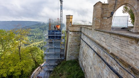 Die Mauer der Burg Hohenzollern (Zollernalbkreis) wird seit 2019 saniert. Auch ein Aufzug wird gebaut. (Foto: Roland Beck / Burg Hohenzollern)