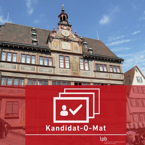 Rathaus von Tübingen, in das der oder die neue OB nach der Wahl einzieht – der Kandidat-O-Mat soll Wählern bei der Entscheidung helfen. (Foto: dpa Bildfunk, Franziska Kaufmann/Montage SWR)