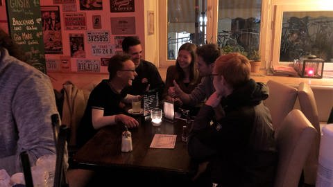Sophie Geisel, SPD, OB-Kandidatin Tübingen, im Wahlkampf mit jungen Menschen in einer Tübinger Bar. (Foto: SWR, Stefanie Assenheimer)